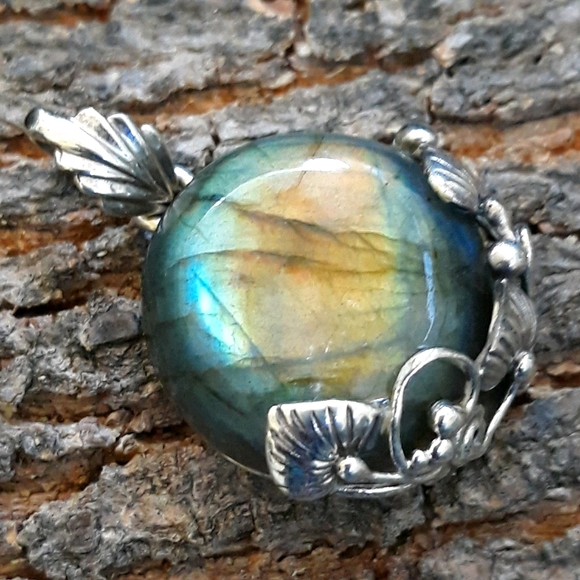 Spectrolite Labradorite Pendant - Picture 1 of 9